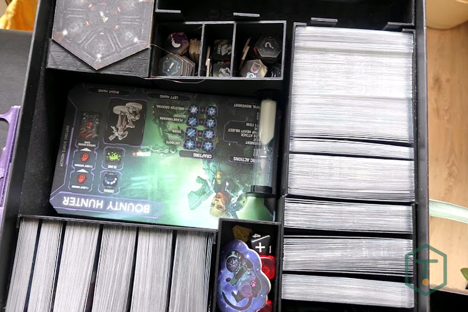 3D-tulostettu organizer-insertti Nemesis-lautapelin laatikossa