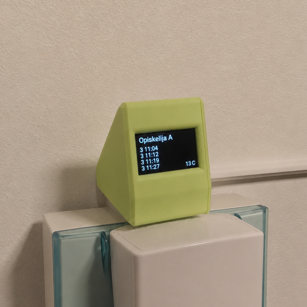 OLED-näyttö eteisen seinällä näyttää seuraavat bussilähdöt